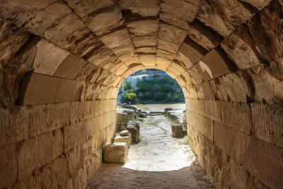 Eingangstunnel ins antike Stadium von Nemea